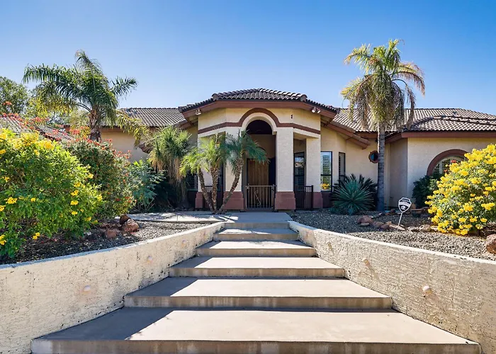 Groups Welcome! W/ Pool + Patio In N Holiday home *