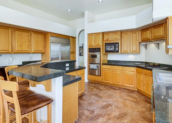 Groups Welcome! W/ Pool + Patio In N Phoenix