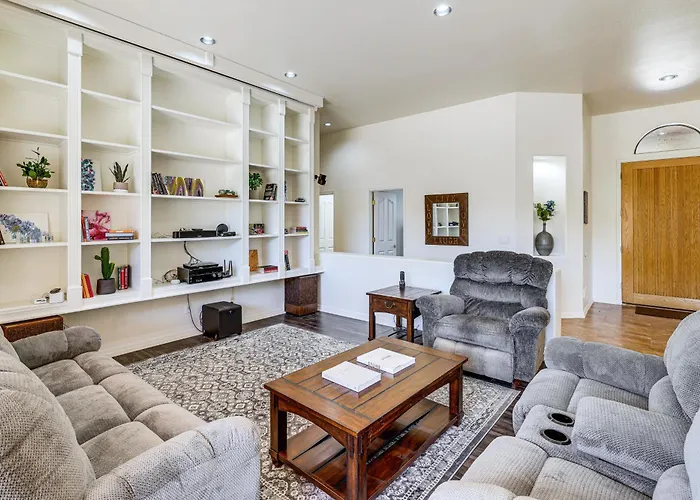 Groups Welcome! W/ Pool + Patio In N Holiday home *