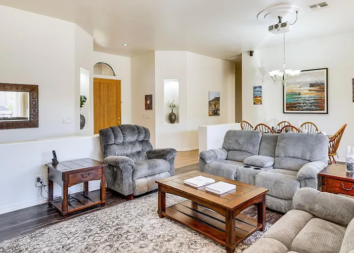 Groups Welcome! W/ Pool + Patio In N Holiday home