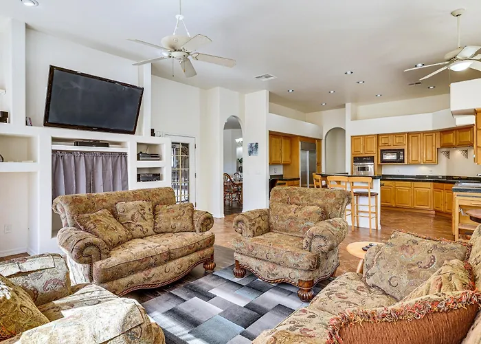 Holiday home Groups Welcome! W/ Pool + Patio In N *