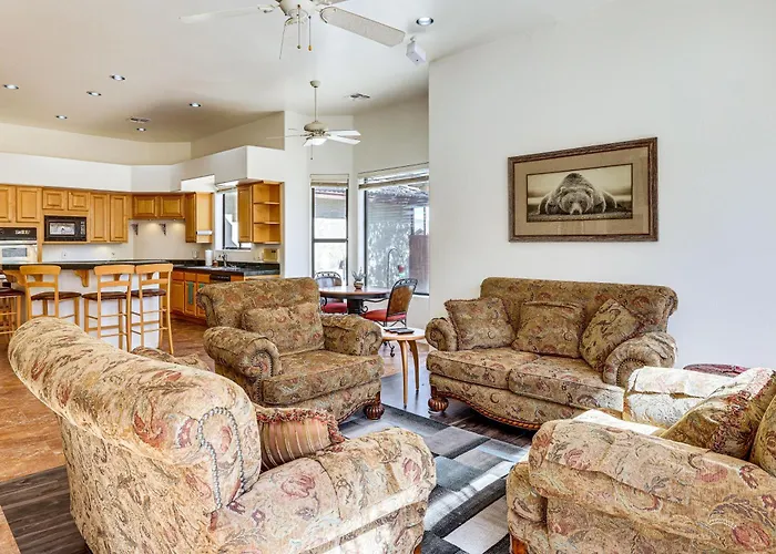 Groups Welcome! W/ Pool + Patio In N Phoenix
