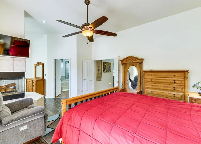 Holiday home Groups Welcome! W/ Pool + Patio In N