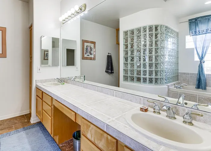 Groups Welcome! W/ Pool + Patio In N Phoenix