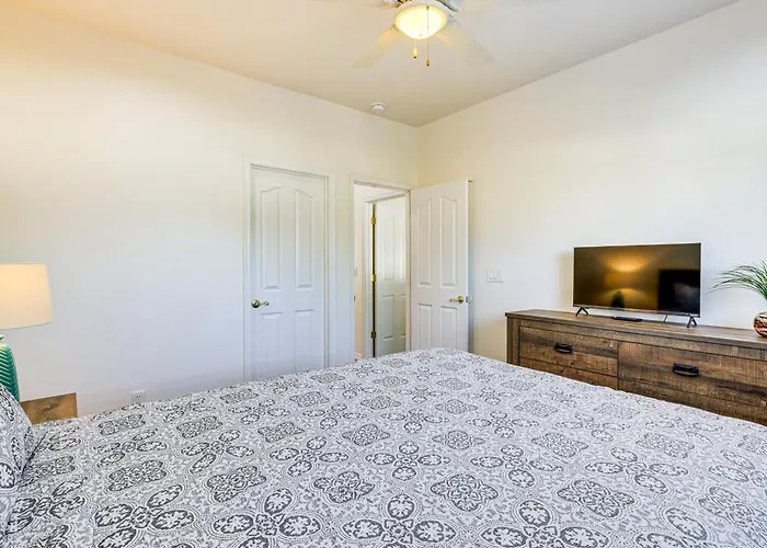 Holiday home Groups Welcome! W/ Pool + Patio In N