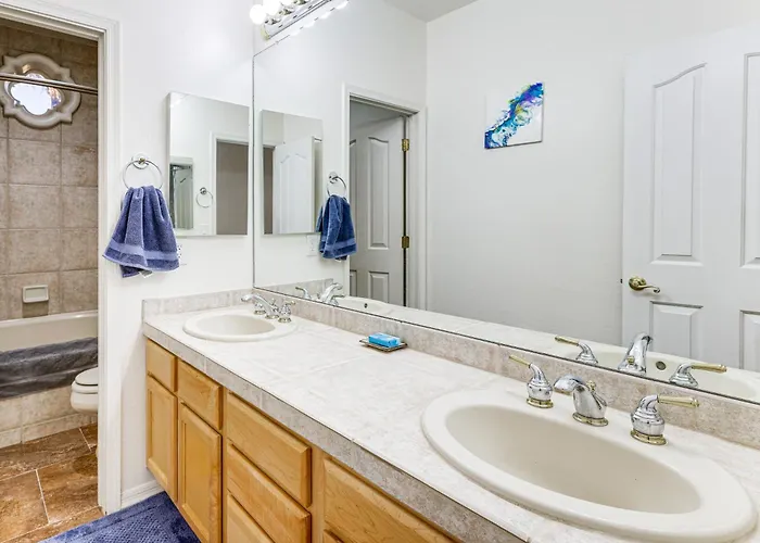 Holiday home Groups Welcome! W/ Pool + Patio In N Phoenix