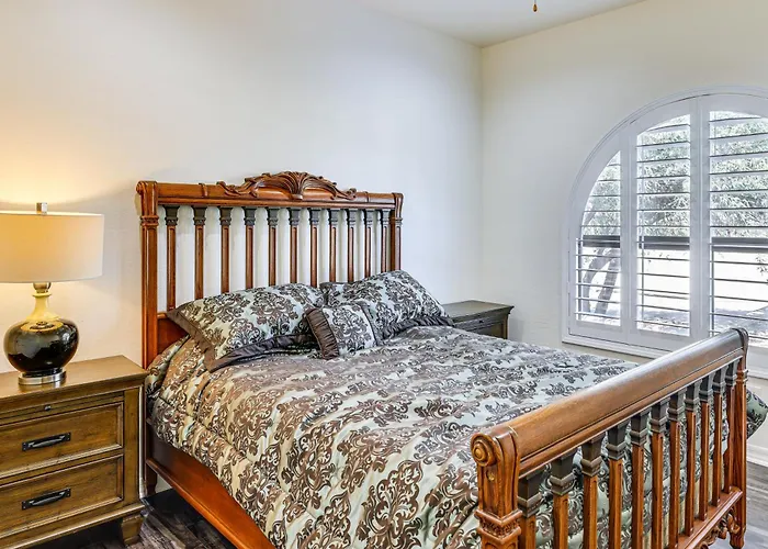Holiday home Groups Welcome! W/ Pool + Patio In N