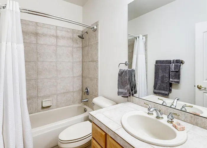 Groups Welcome! W/ Pool + Patio In N Phoenix