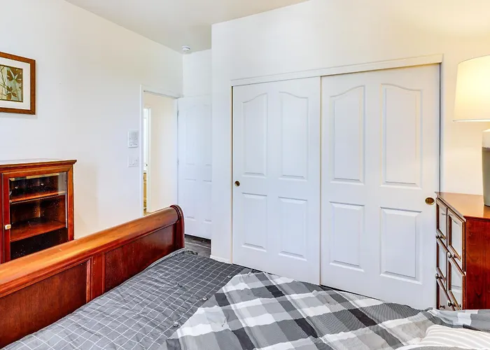 Holiday home Groups Welcome! W/ Pool + Patio In N *