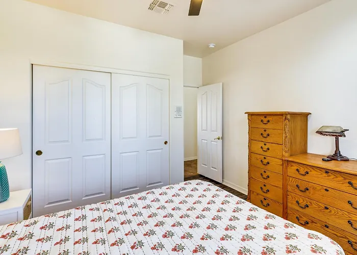 Groups Welcome! W/ Pool + Patio In N Holiday home *